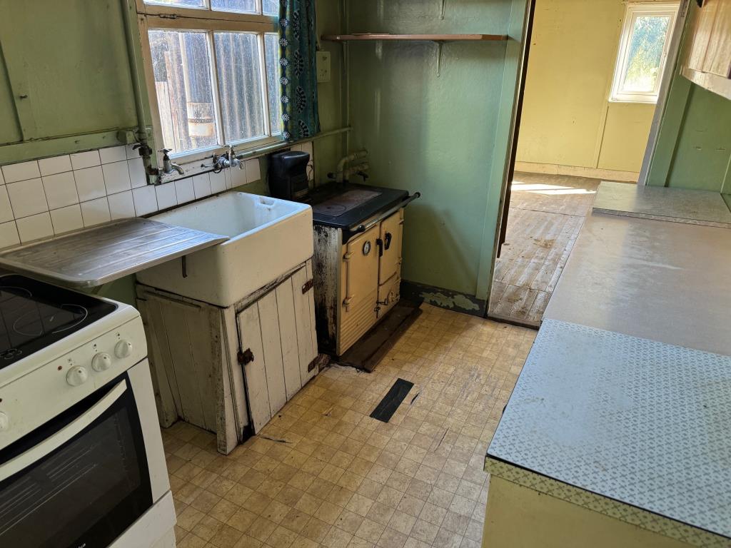 Lot: 150 - SEMI-DETACHED BUNGALOW IN RURAL LOCATION WITH POTENTIAL - Kitchen